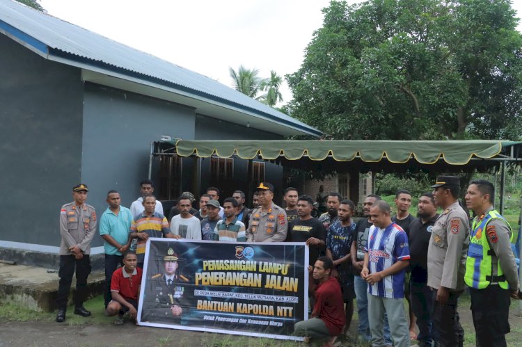 Kapolda NTT Bantu Lampu Penerangan Jalan Bagi Warga di Kabupaten Alor