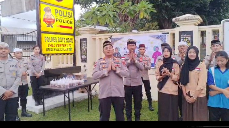 Gandeng Pelajar SMA/SMK, Polres Rote Ndao Berbagi Takjil
