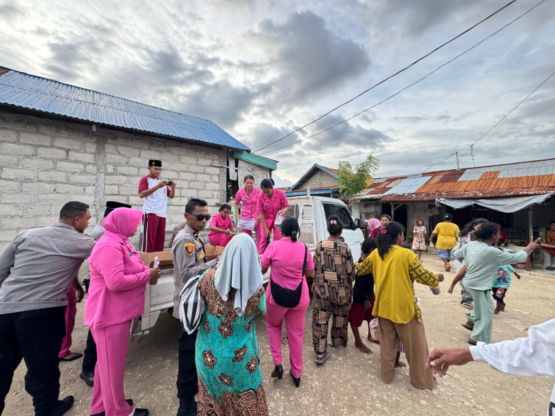 Ratusan Paket Takjil Dibagikan Polsek Rote Timur dan Bhayangkari Bagii Warga dan Nelayan