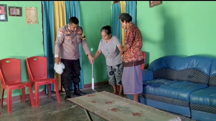 Kapolres Rote Ndao Beri Tongkat Bantu Jalan kepada Warga Batulilok