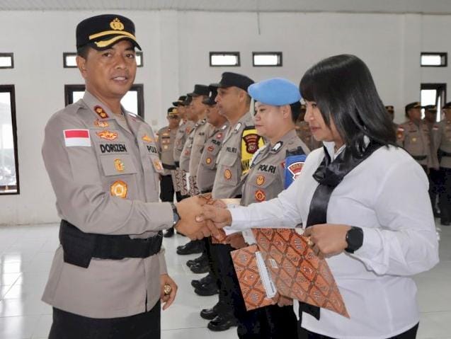 Tujuh Anggota Polres TTS Berprestasi Diberikan Penghargaan