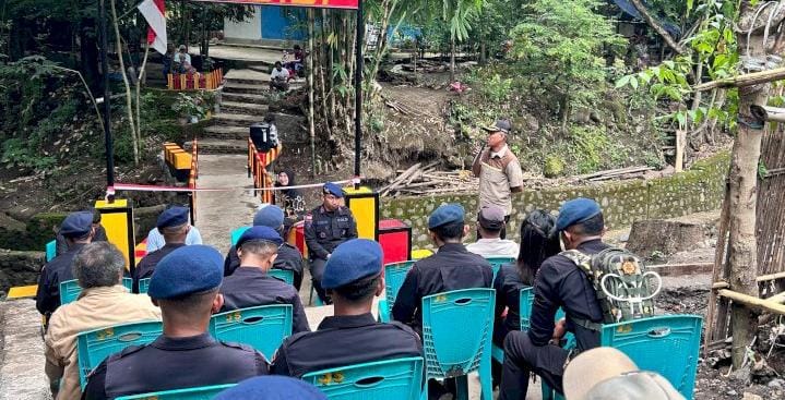 Selesai Dibangun, Brimob Polda NTT Serahkan Jembatan "Teratai" Kepada Warga Alor
