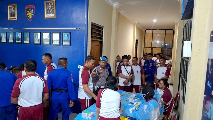 141 Personel Ditpolairud Polda NTT Gelar Tes Urine Massal