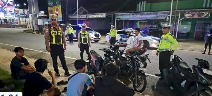 Di Ende, Polantas Sapa Warga dengan Berpatroli Sambil Bagikan Menu Sahur