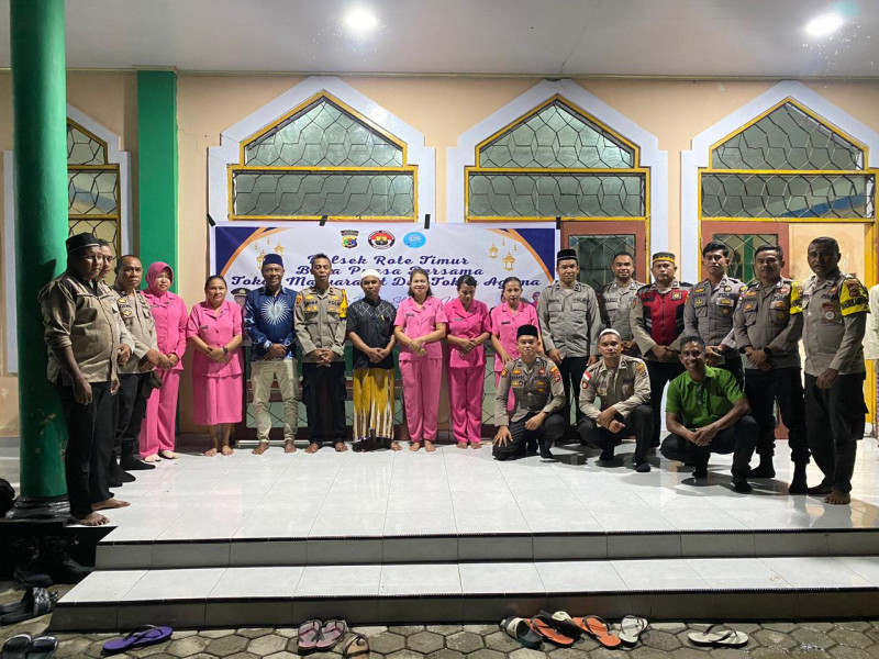 Rajut Kebersamaan, Polsek Rote Timur Berbagi Kasih di Masjid Al Muhajirin