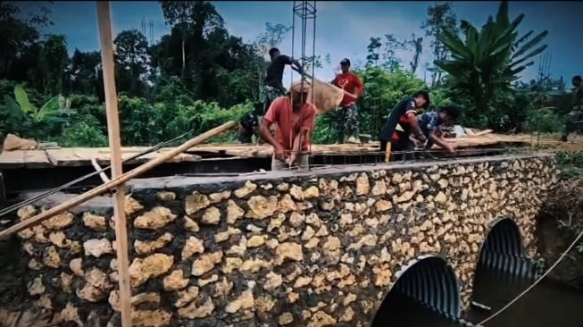 TNI Bangun Jembatan Baru di Nias Utara, Akses Warga Desa Lolona&rsquo;a Kembali Lancar
