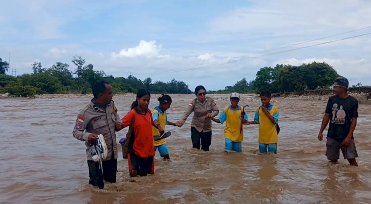 Polisi di Amfoang Utara-Kupang Bantu Siswa Seberangi Sungai Saat Pulang Sekolah