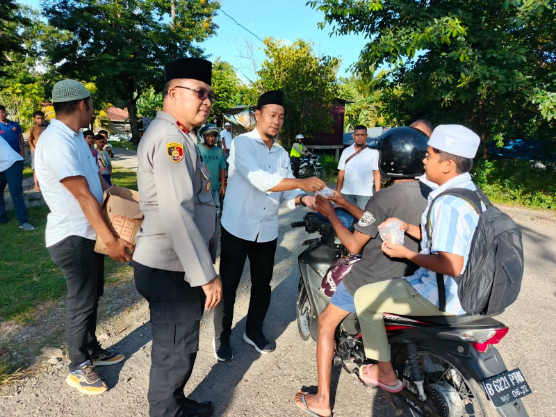 Polres TTU Bagi Takjil Kepada Warga dan Organisasi Mahasiswa