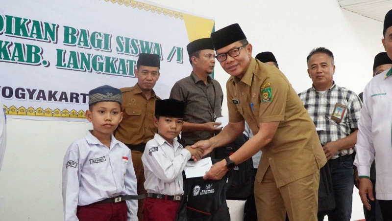 Bupati Langkat Salurkan Bantuan Pendidikan bagi Siswa Terdampak Banjir di Teluk Aru