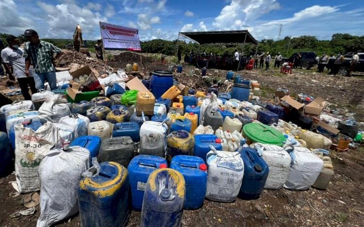 Ikut Disaksikan Pemilik, Ribuan Liter Miras Sitaan Dimusnahkan Polresta Kupang Kota Di TPA Alak