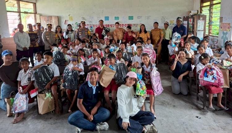Berkunjung ke Sumba Timur, Wakapolda NTT Bagikan Perlengkapan Sekolah Bagi Siswa Sekolah Dasar
