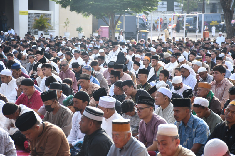 Ribuan Warga Penuhi Lapangan Kapolda NTT Ikut Sholat Ied
