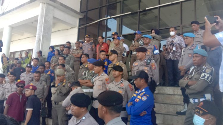 Elemen Mahasiswa Dan Warga Di Ende Demo Tolak Penggusuran Bangunan Di Pesisir Pantai