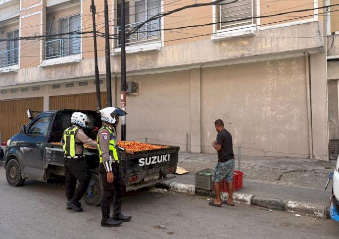 Polantas Tertibkan Pick Up di Parkiran Liar