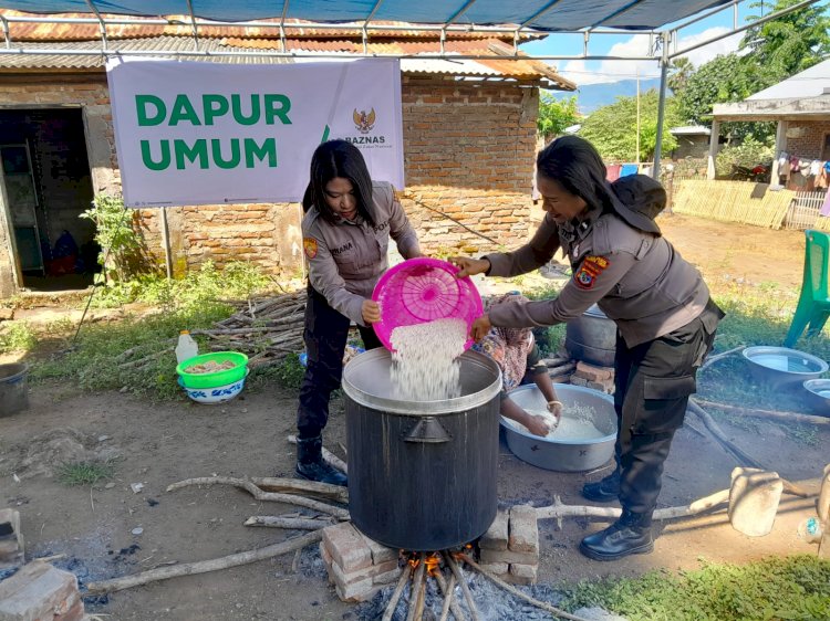 Polki Bantu Bangun Tenda dan Polwan Bantu Dapur Umum di Posko Bencana Alam Flores Timur
