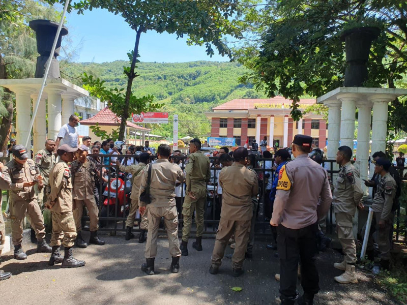Unjuk Rasa Pegawai PPPK Dan Honorer Dinkes Alor Berlanjut