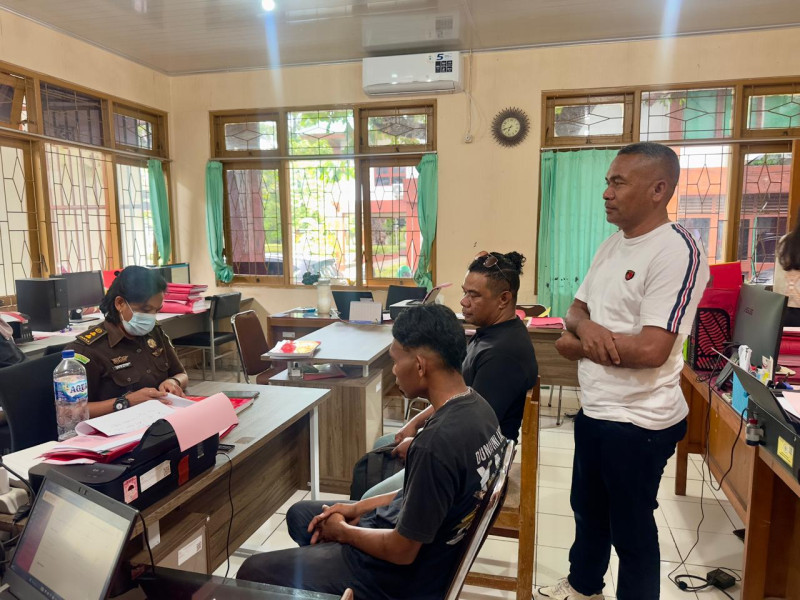 Polsek Kota Lama Limpahkan Tersangka Kasus Pengancaman ke JPU