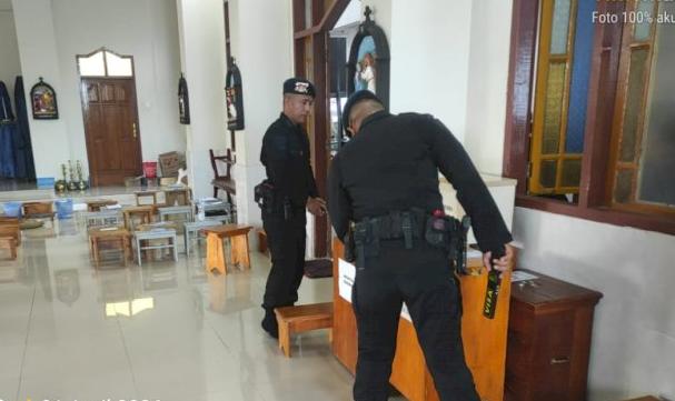 Tim Jibom Satuan Brimob Polda NTT Steril Sejumlah Gereja di Larantuka Jelang Puncak Semana Santa