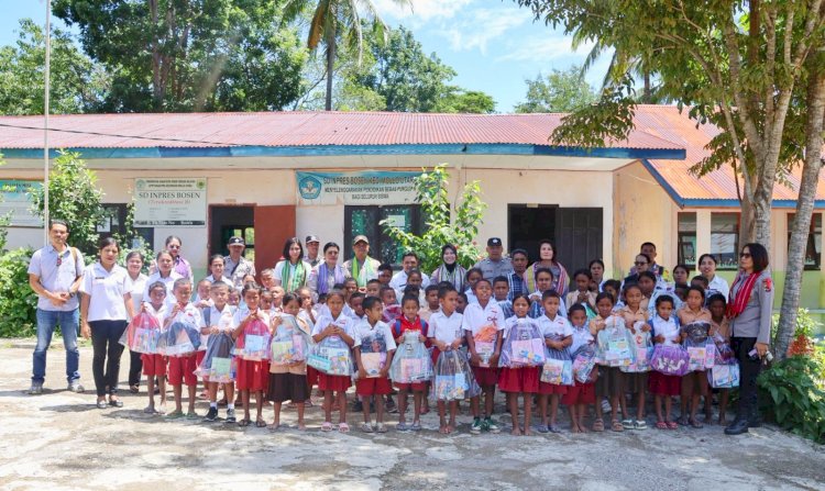 Bahagianya Siswa di Pegunungan Kabupaten TTS Dapat Bantuan Perlengkapan Sekolah dari Kapolda NTT