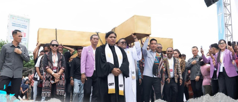 Di Pawai Paskah GMIT, Wapres Gibran Ikut Pikul Salib