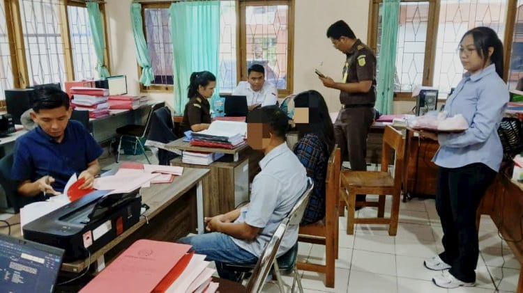 Tersangka Kasus Pencabulan Terhadap Anak Diserahkan Polsek Kota Raja ke Kejaksaan