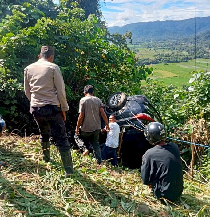 Mobil Travel Ditumpangi Ibu Hamil di Manggarai Barat Terperosok ke Jurang