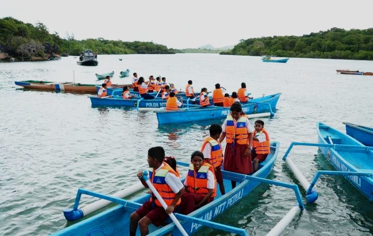 Kapolda NTT Bantu Perahu dan Perlengkapan Sekolah Bagi Siswa di Selatan Indonesia