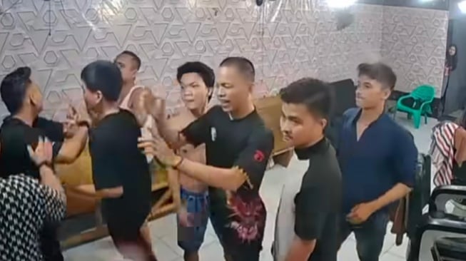 Viral 4 Pria Todong Pistol Tukang Pangkas di Medan, 2 Oknum Polisi Dipatsus