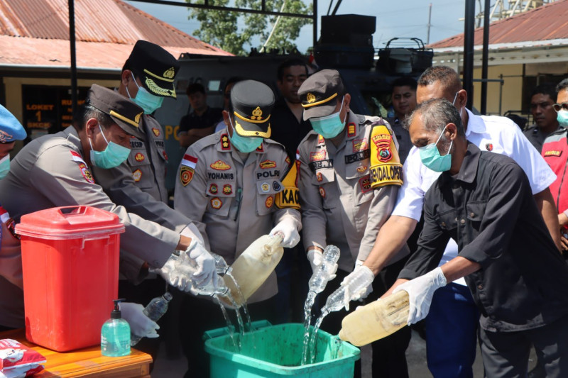 11.200 Liter Miras Dimusnahkan Polres Sumba Barat