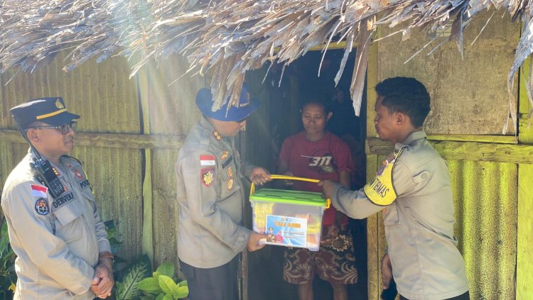 Menyeberang Lautan, Kapolres Rote Ndao Antar Bantuan Kapolda NTT ke Landu Leko dari Rumah ke Rumah