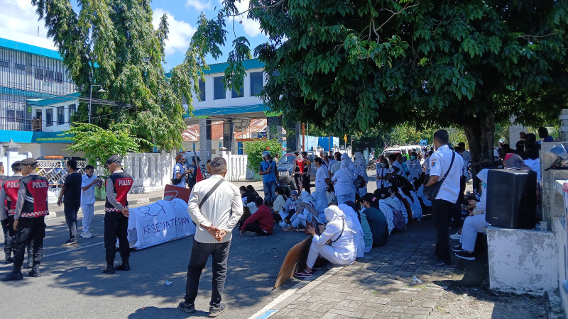 Pertanyakan Jam Kerja dan Gaji, PPPK dan Non PPPK Paruh Waktu di Alor Mogok Kerja dan Gelar Aksi