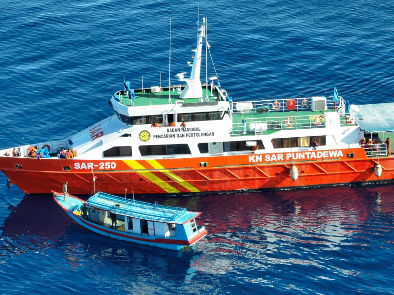 Kapal Terombang-ambing di Perairan Sikka, Tim SAR Gabungan Selamatkan Kru KM Putra Cantika