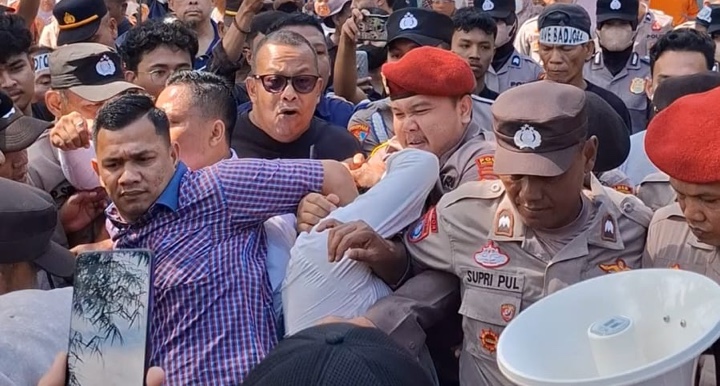 Eksekusi Rumah Dr Badjora di Padangsidimpuan Tetap Berjalan Meski Diwarnai Aksi Protes