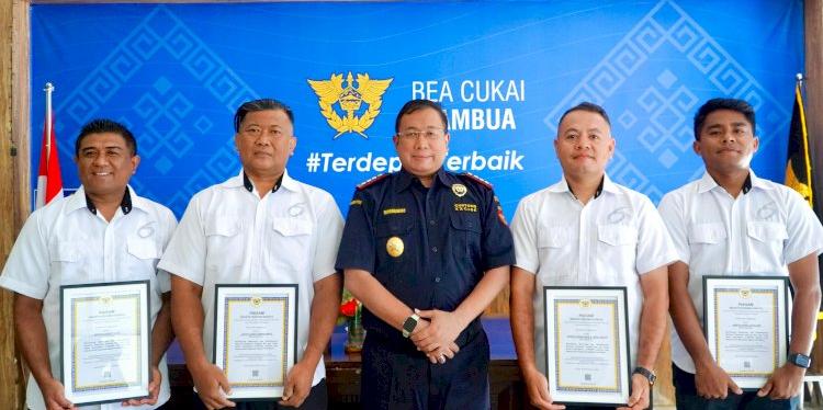 Ungkap Peredaran Rokok Ilegal Oleh WNA, Empat Anggota Polres Belu Dapat Penghargaan Dari KPPBC TMP B Atambua