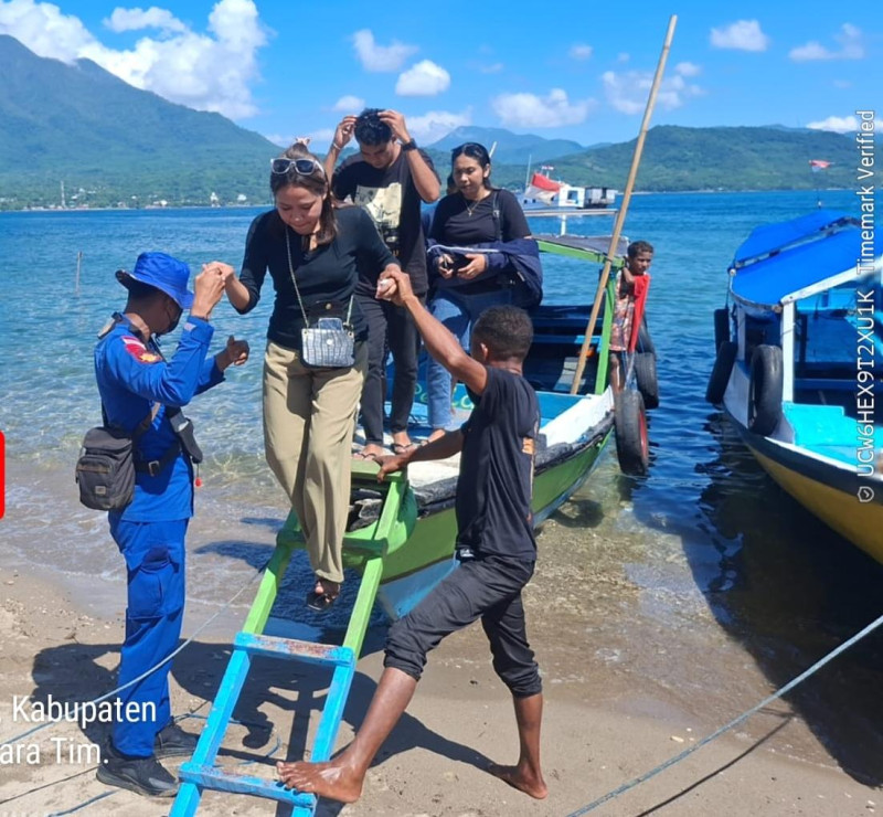 Personil Ditpolairud Polda NTT Kawal Penyeberangan Peziarah di Flores Timur