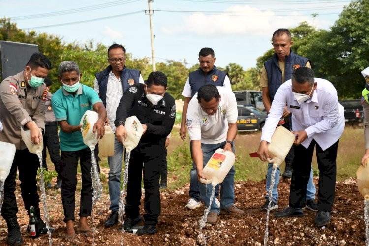 Polda NTT Musnahkan Ribuan Liter Miras Hasil Operasi