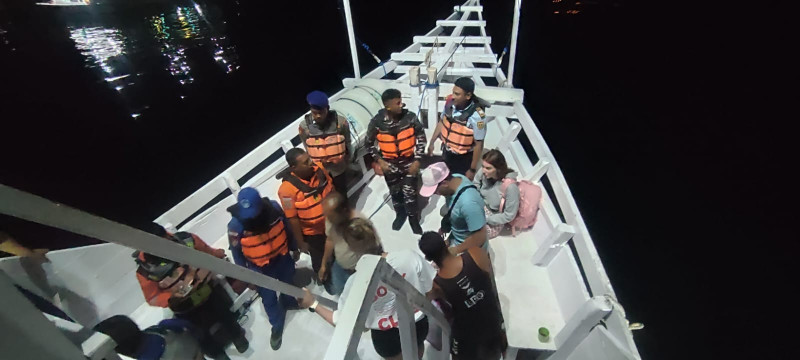 Tim SAR Gabungan Evakuasi Dua WNA Sakit Saat  Berwisata di Pulau Padar-Manggarai Barat