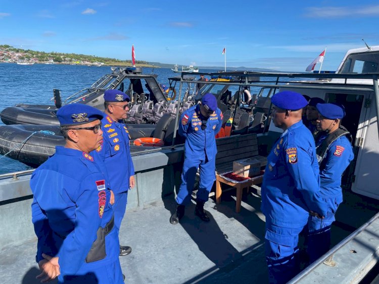 Personil Polairud Polda NTT Dan Polresta Kupang Kota Amankan Prosesi Paskah di Laut
