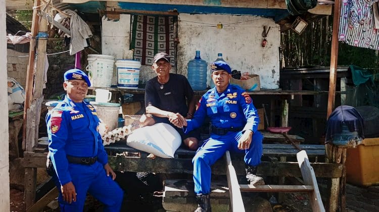 Sambangi Rumah Warga, Anggota Satpolairud Polres Manggarai Barat Berbagi Dengan Warga