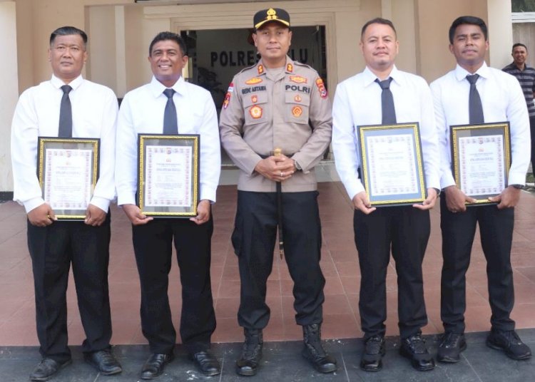 Kapolres Belu Beri Penghargaan Empat Anggota Yang Gagalkan Penyelundupan Rokok