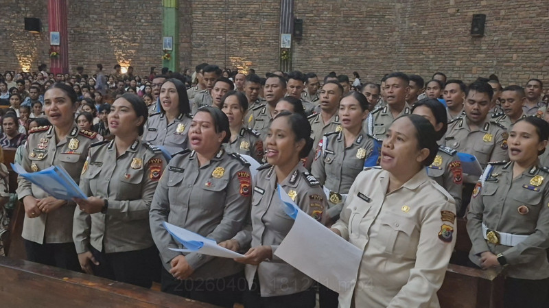 Polres TTU Amankan Perayaan Paskah Sambil Menyanyi di Gereja