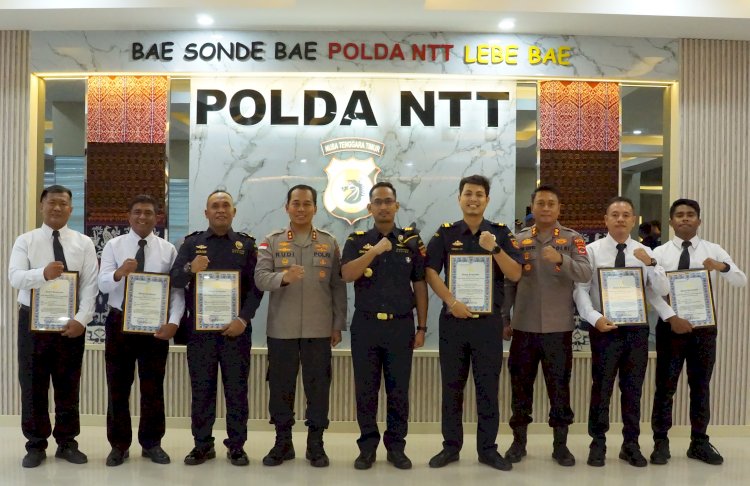 Polda NTT Beri Penghargaan Pada Anggota Polres Belu Dan Pegawai Bea Cukai