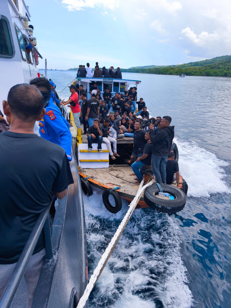 Mesin Kapal KMP Putra Lelaona Rusak Saat Berlayar, KP Timor 3016 Bantu Evakuasi Puluhan Peziarah