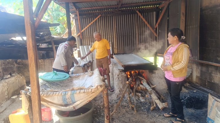 Bhabinkamtibmas di Kota Kupang Bina Pasutri dari Penyuling Miras ke Pembuat Garam