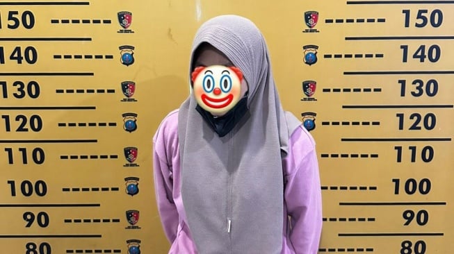 Viral Wanita Ngamuk Bawa Parang di Toko PStore Medan, Tertipu iPhone Promo Rp2 Juta