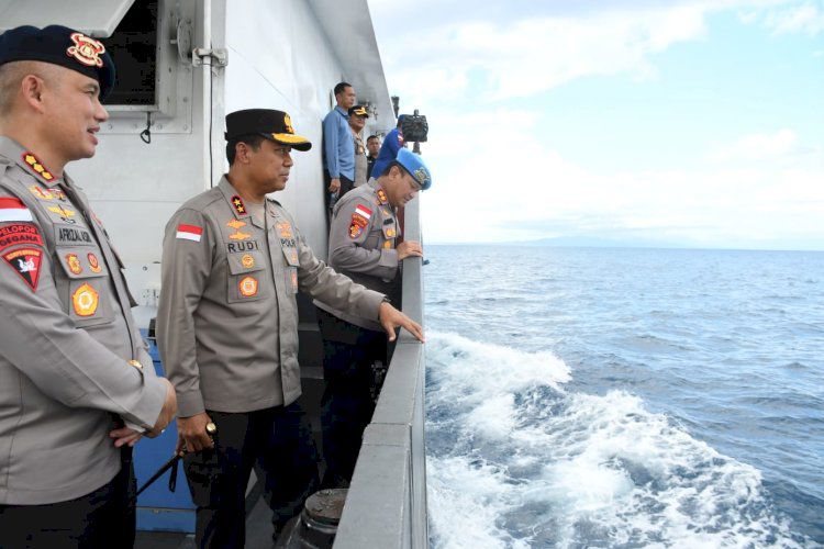 Jaga Keamanan Perairan NTT, Kapolda NTT Patroli Laut di Teluk Kupang
