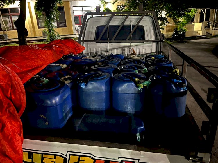 Keluar Dari SPBU, Polisi di Ende Amankan Pick Up Bermuatan Ratusan Liter BBM Ilegal